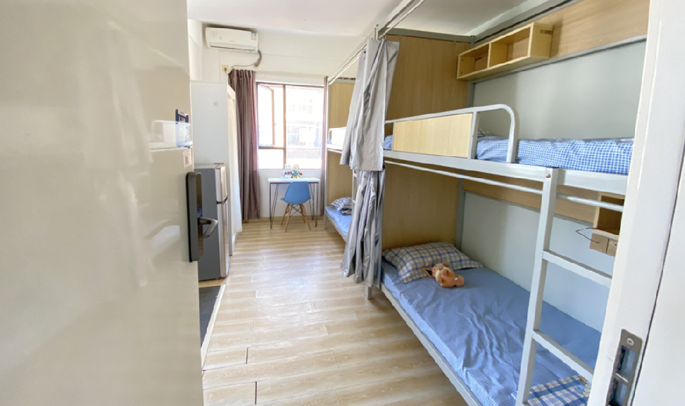 如何確保八人間集體宿舍的居住舒適度？